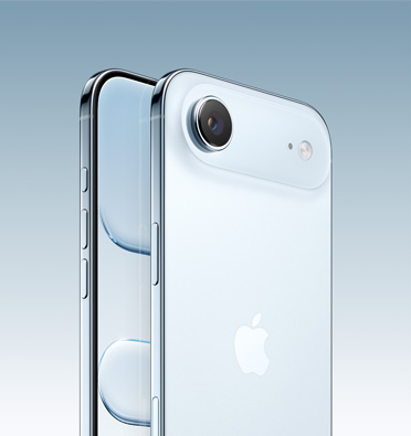 Due iPhone Air celesti, uno di fronte all’altro: uno mostra parzialmente il display e il lato, con tasto Azione e tasti del volume. L’altro mostra la parte posteriore con il sistema evoluto a doppia fotocamera nell’angolo in alto a sinistra, e il lato, con tasto laterale.