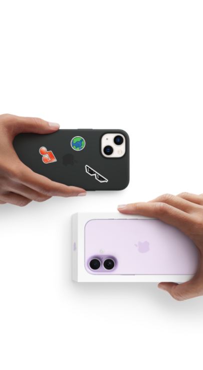 Due mani che scambiano uno smartphone usato con un iPhone 17 nuovo e ancora nella sua confezione.