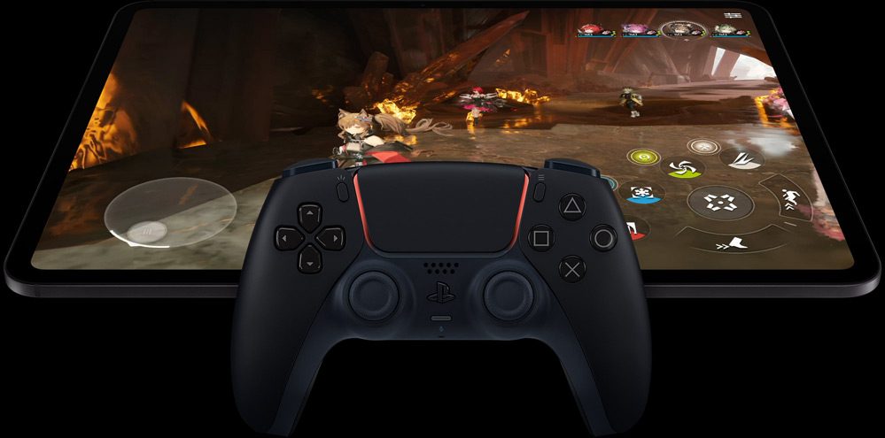 Langaton PlayStation-peliohjain iPad Pron päällä, etupuoli, vaakasuunnassa, tähtimusta väri, näytöllä on videopelin näyttö, jossa on futuristinen jättirobotti hohtavan pinkki lasermiekka kädessään