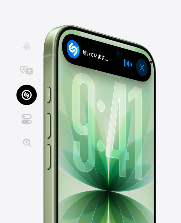 セージの仕上げのiPhone 17の前面の外観。Ceramic Shieldを採用しており、Dynamic IslandにはShazamが使用されている様子が映っている。斜め横からアクションボタンと音量調節ボタンが見えている