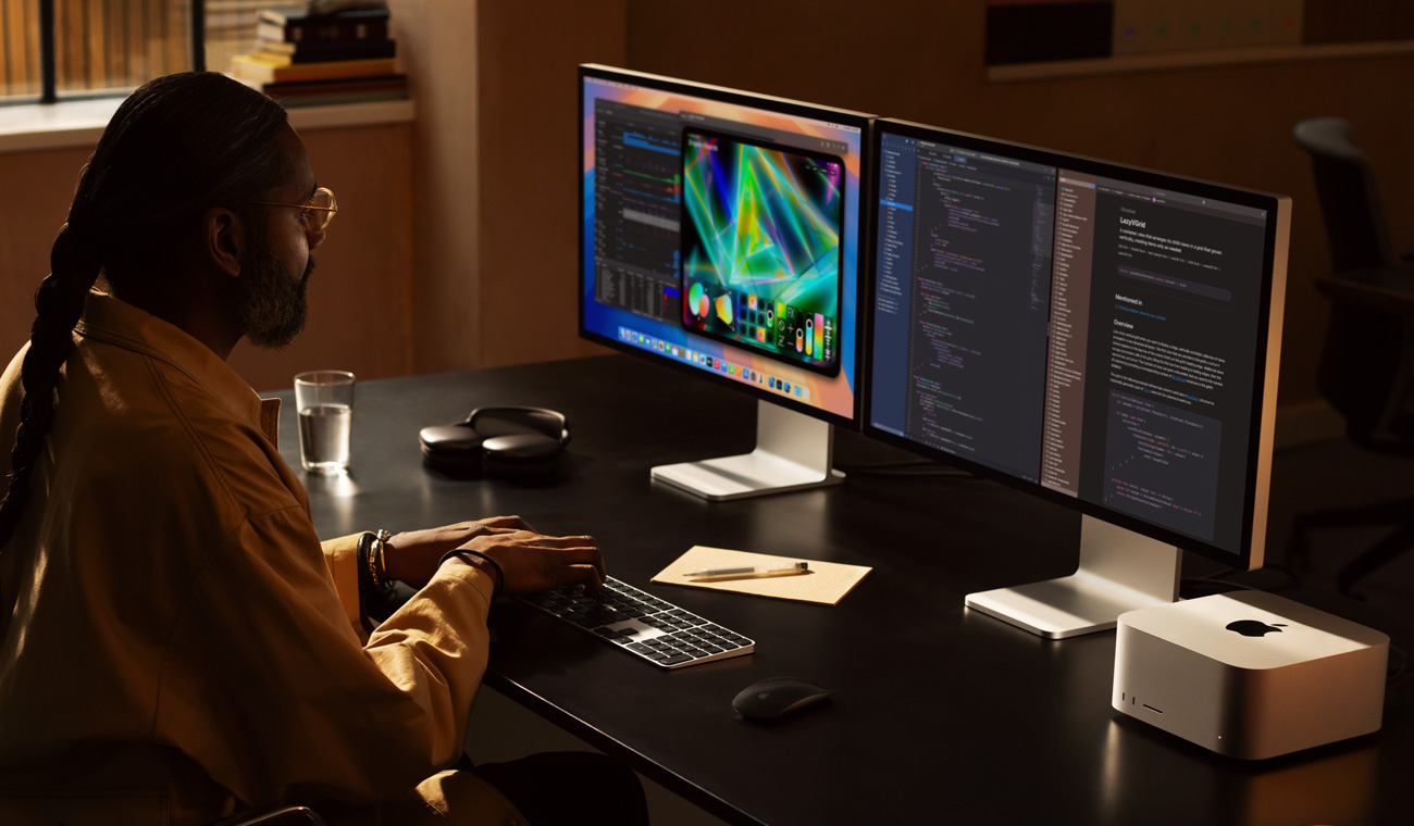 전문 작업자가 Mac Studio와 두 대의 Studio Display 모니터로 작업 중인 모습