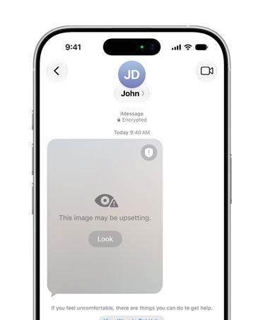 جهاز iPhone يعرض ميزة أمان التواصل وهي تنبه المستخدم إلى احتمالية عرض مواد حساسة على حساب الطفل.