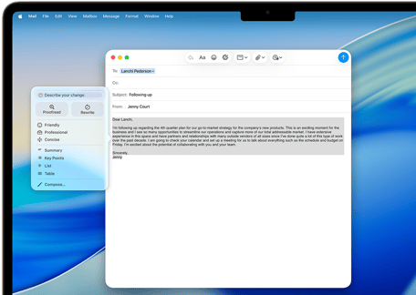 شاشة MacBook&nbsp;Air تعرض أدوات الكتابة في Apple&nbsp;Intelligence وهي تُنشئ رسالة إيميل
