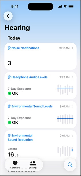 AirPods Pro 3 obok iPhone’a, który wyświetla animację trwającego badania słuchu