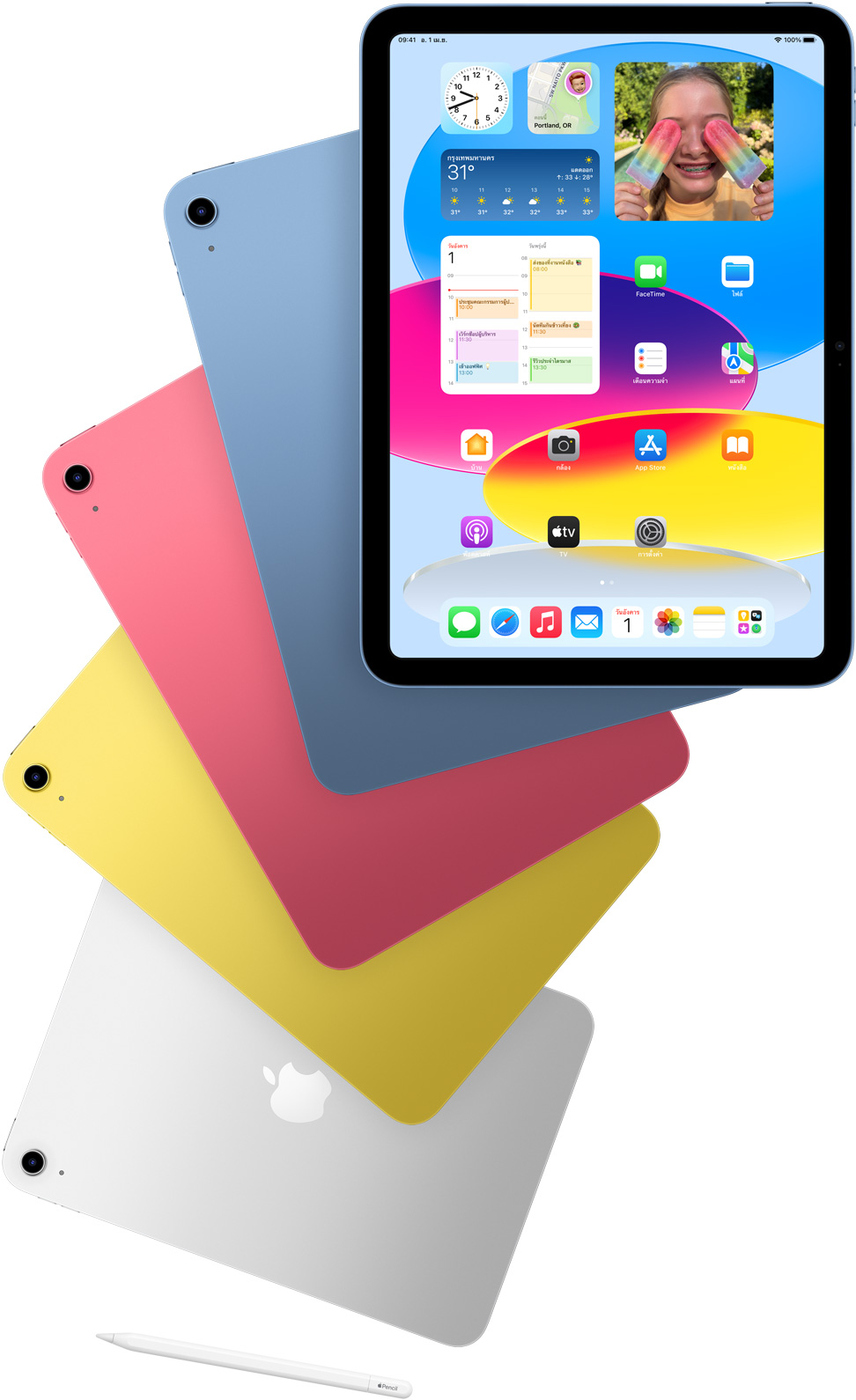 มุมมองด้านหน้าของ iPad ที่แสดงหน้าจอโฮมโดยมี iPad สีฟ้า สีชมพู สีเหลือง และสีเงินที่แสดงตัวเครื่องด้านหลัง Apple Pencil วางอยู่ข้างๆ iPad รุ่นต่างๆ ที่วางเรียงอยู่
