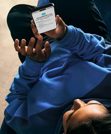 使用者在 iPhone 上查看提示,以詳細了解可能的睡眠呼吸中止症跡象