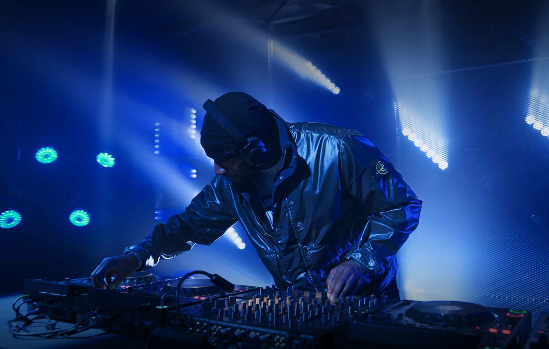 DJ se apresentando em um show ao vivo.