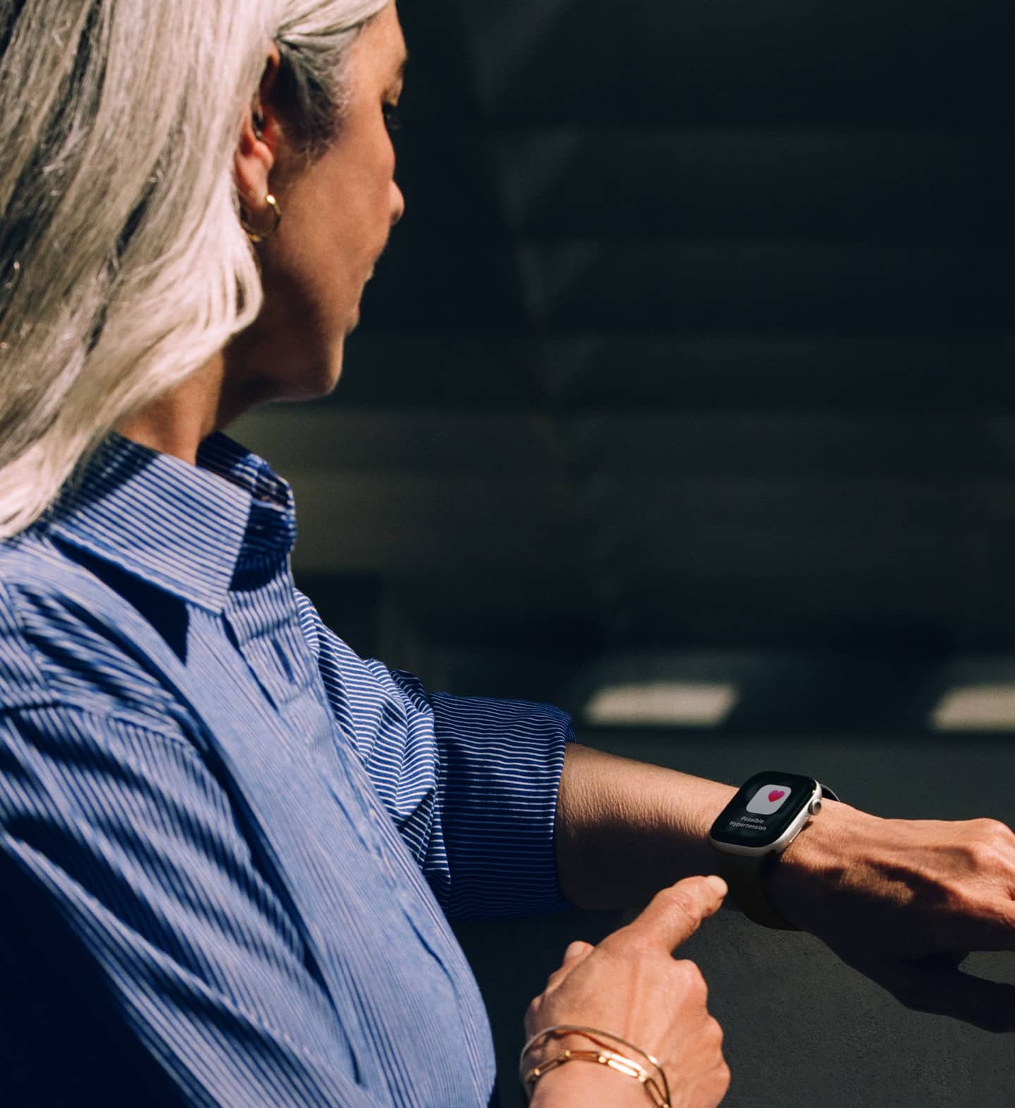 En person læser en notifikation om forhøjet blodtryk på sit Apple Watch Series 11