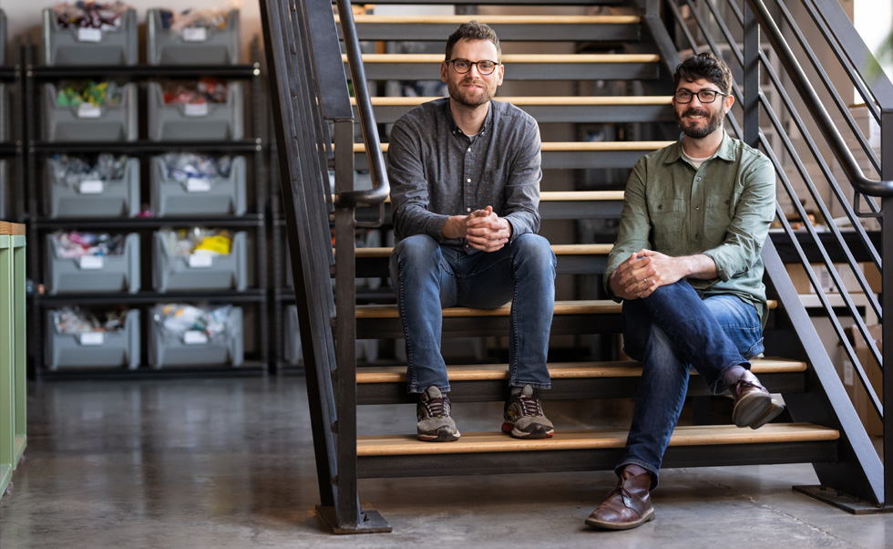 Os cofundadores Noah Lee e Dane Jensen têm como missão desafiar os limites da indústria têxtil.