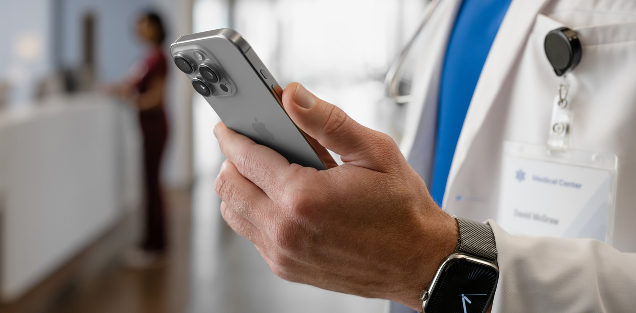 Un iPhone se trouve entre les mains d’un médecin.