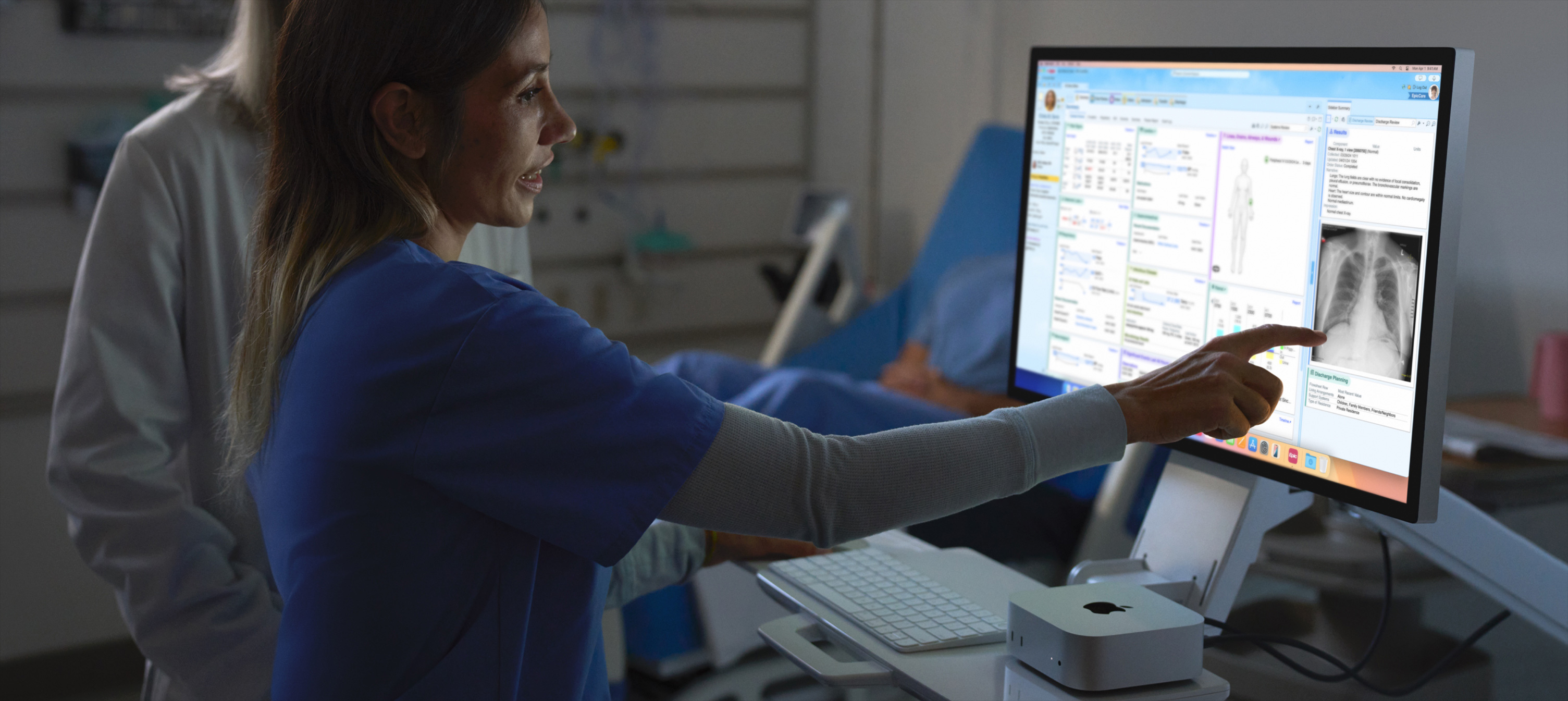 Image d’un membre du personnel infirmier montrant une radiographie sur un iMac.
