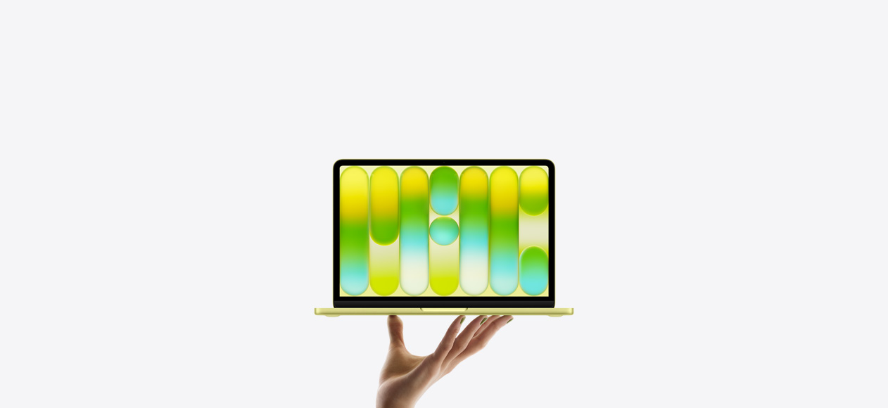 MacBook Neo amarelo-cítrico brilhante equilibrado nas pontas dos dedos de uma mão aberta. A tela mostra um padrão abstrato colorido