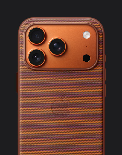 コズミックオレンジの仕上げのiPhone 17 Pro、背面の外観。オレンジのMagSafe対応テックウーブンケースが取りつけられている