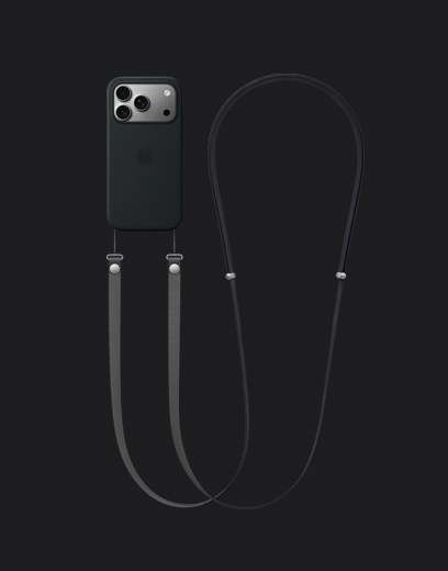 シルバーの仕上げのiPhone 17 Pro、背面の外観。ブラックのMagSafe対応シリコーンケースとダークグレイのクロスボディストラップが取りつけられている