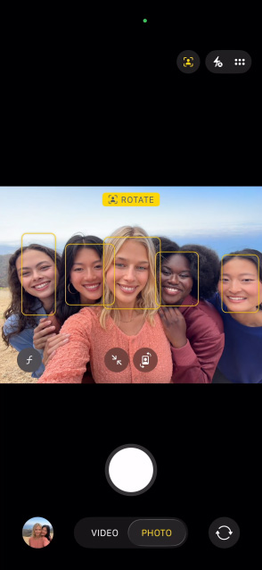 iPhone 17 Proの画面。写真のセンターフレーム機能を使い、全員の顔を認識させてグループセルフィーを撮っている様子