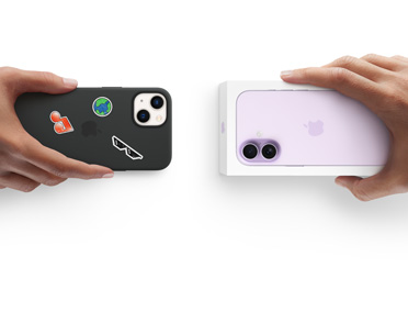 一隻手拿著裝著矽膠保護殻的 iPhone 13，機身背面貼著許多貼紙，另一隻手則拿著包裝盒裝著的全新 iPhone 17，進行換購
