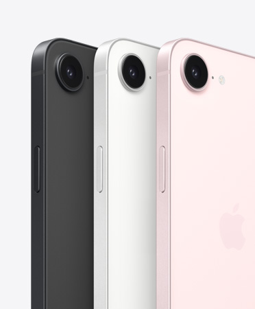 黑色 iPhone 17e 的機身側面和背面、白色 iPhone 17e 的機身側面和背面、淺粉紅色 iPhone 17e 的機身側面和背面；融合相機位於頂部，設有側邊按鈕