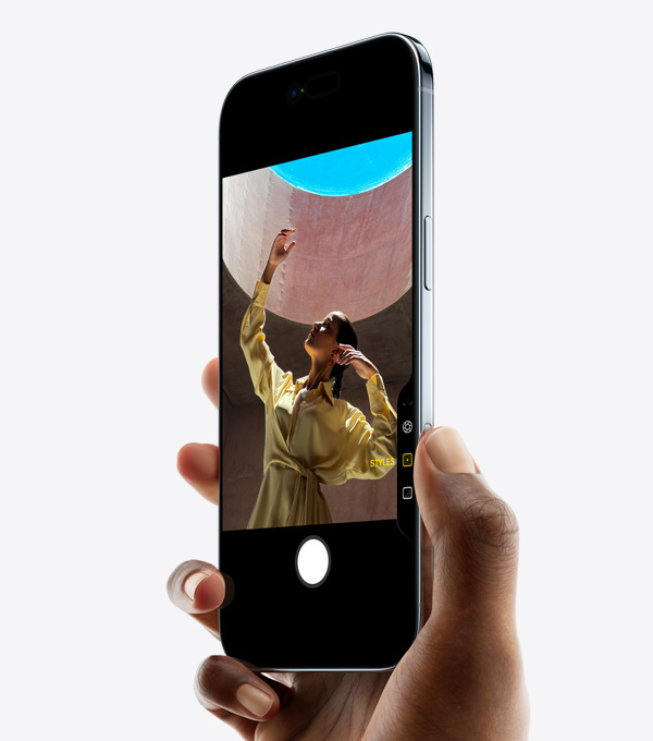 Ένα χέρι που κρατάει το iPhone Air με τον αντίχειρα στο κουμπί Έλεγχος Κάμερας, μπροστινή εξωτερική όψη, πλαϊνή εξωτερική όψη, λεπτό προφίλ, Dynamic Island, πλευρικό κουμπί