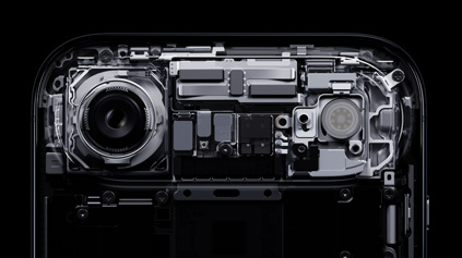iPhone Air, εσωτερικά μέρη φαίνονται στο ανασηκωμένο πλατό: συμπεριλαμβανομένων της Κύριας κάμερας Fusion, φλας κάμερας, chip