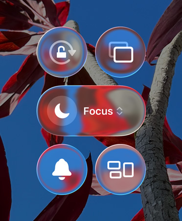 Πολύχρωμη αρχική οθόνη iPhone με διαφανή Liquid Glass apps και widgets 