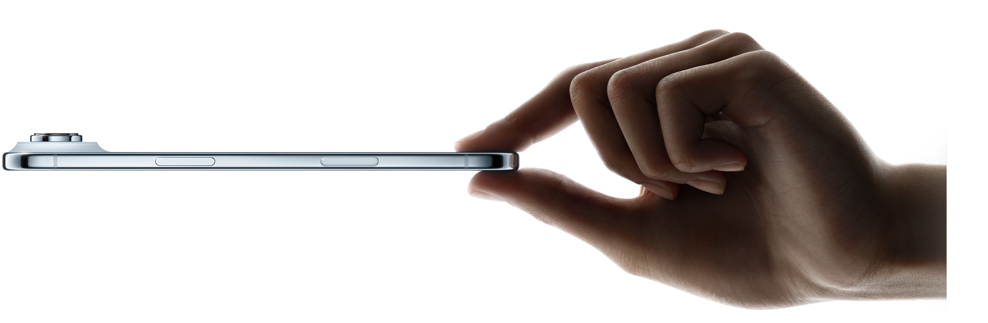 Ένας αντίχειρας και δείκτης κρατάνε το iPhone Air, πλαϊνή εξωτερική όψη, χρώμα Γαλάζιο, λεπτό προφίλ, σύστημα κάμερας Fusion, κουμπιά: πλευρικό, Έλεγχος Κάμερας