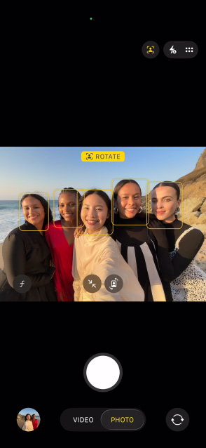 iPhone Air mostrato di fronte, sullo schermo c’è un selfie di gruppo scattato usando la funzione Inquadratura automatica per le foto
