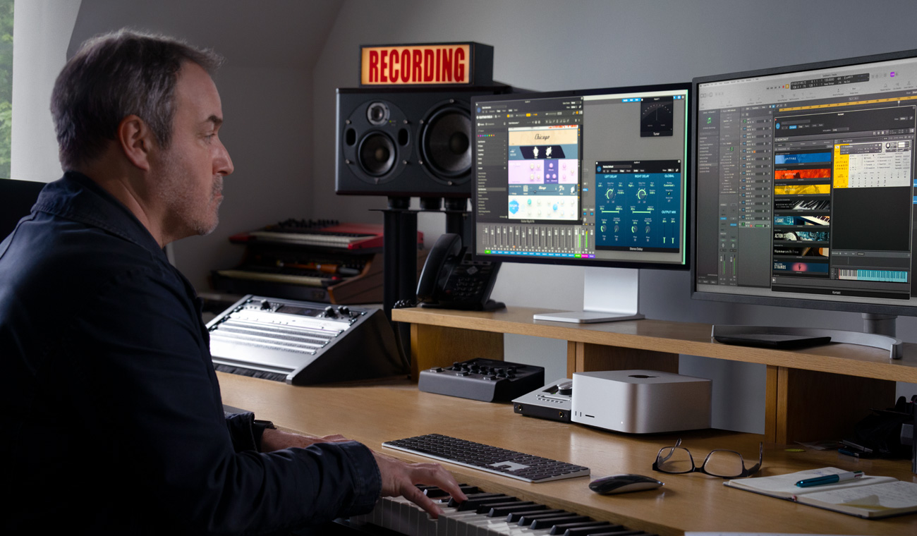 Una persona usa un piano para crear mezclas de audio con el Mac Studio y el Studio Display